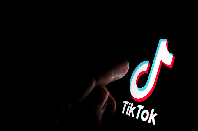 TikTok uşaq istismarı videolarından qazanc əldə etməkdə ittiham olunur