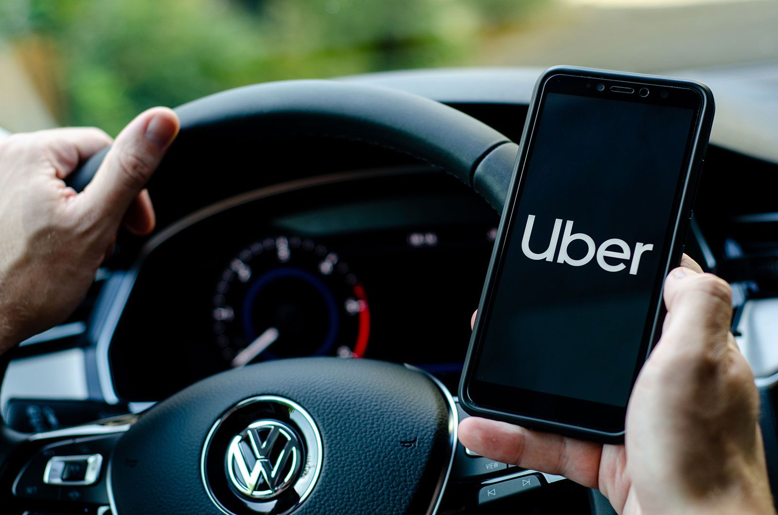 Uber 30 min əməkdaşını ChatGPT-yə keçirir