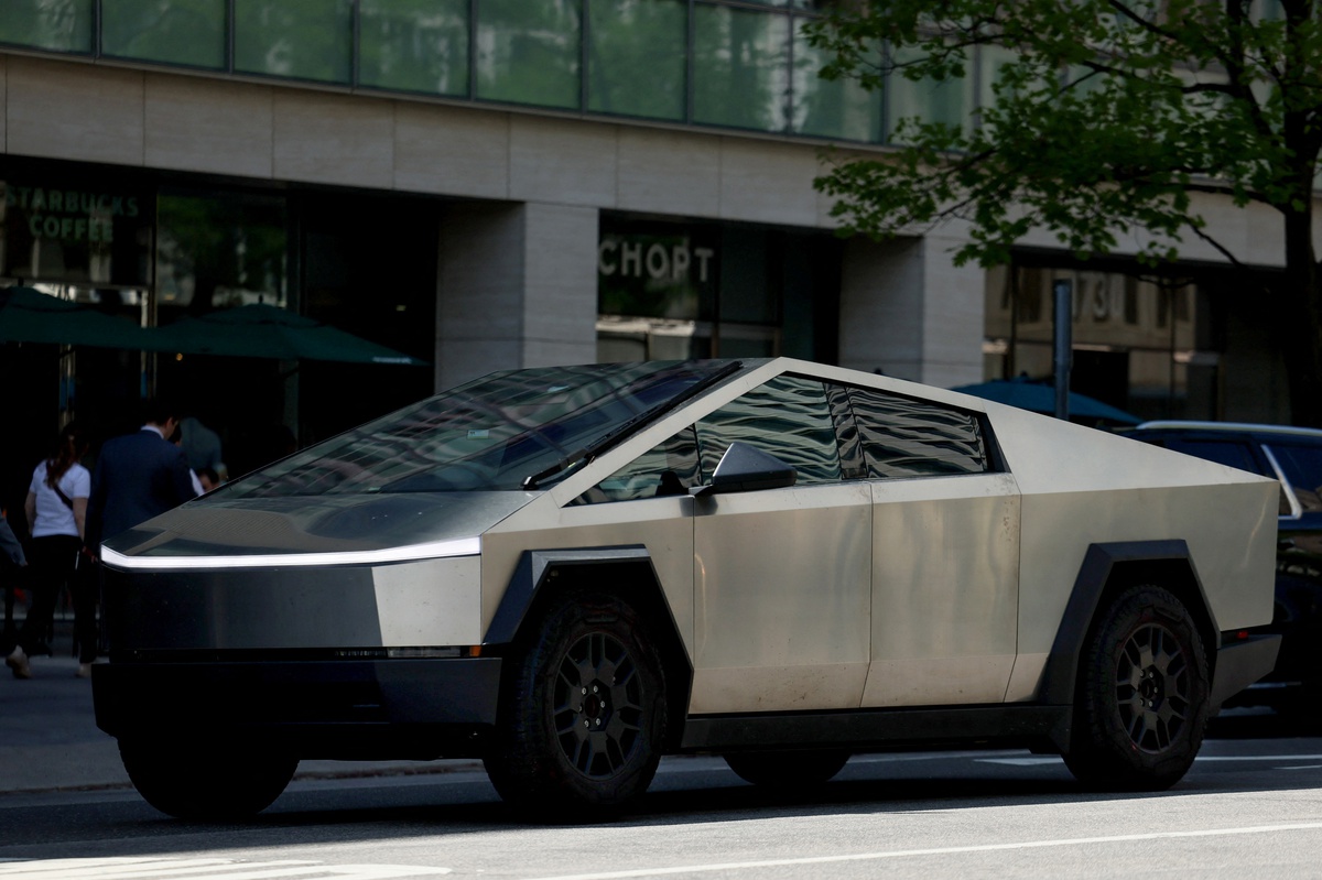 Tesla yeni  idman elektromobili buraxıb: “Roadster”